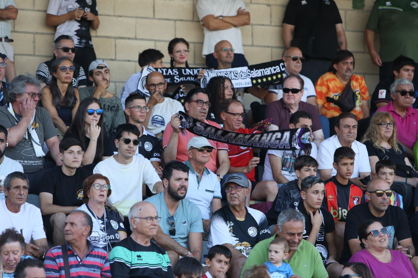 Gran ambiente en Las Pistas: búscate en la grada