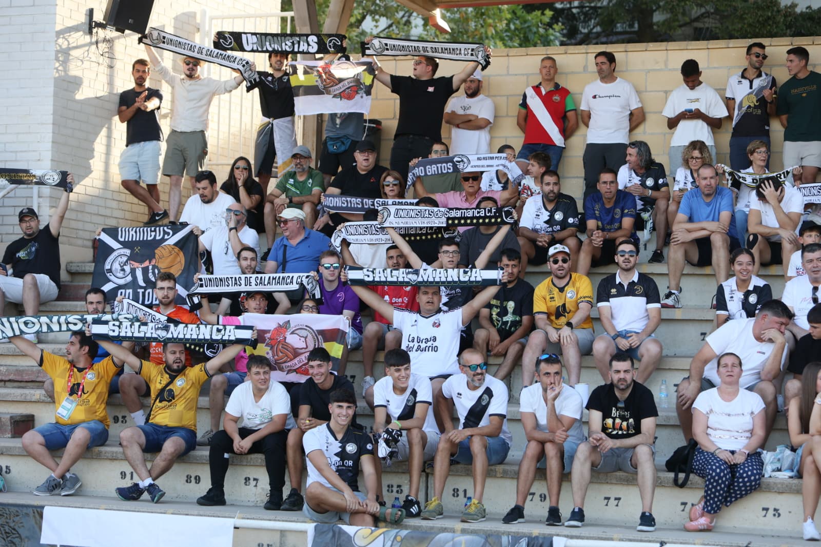 Gran ambiente en Las Pistas: búscate en la grada