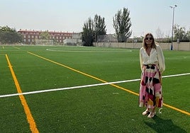Almudena Parres, en el nuevo césped artificial del Rosa Colorado.