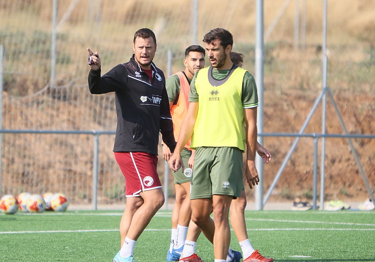 El entrenador de Unionistas, Oriol Riera, se dirige a sus futbolistas.