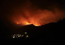 Vista de uno de los incendios declarados desde el Miradoiro do Alto da Picota.