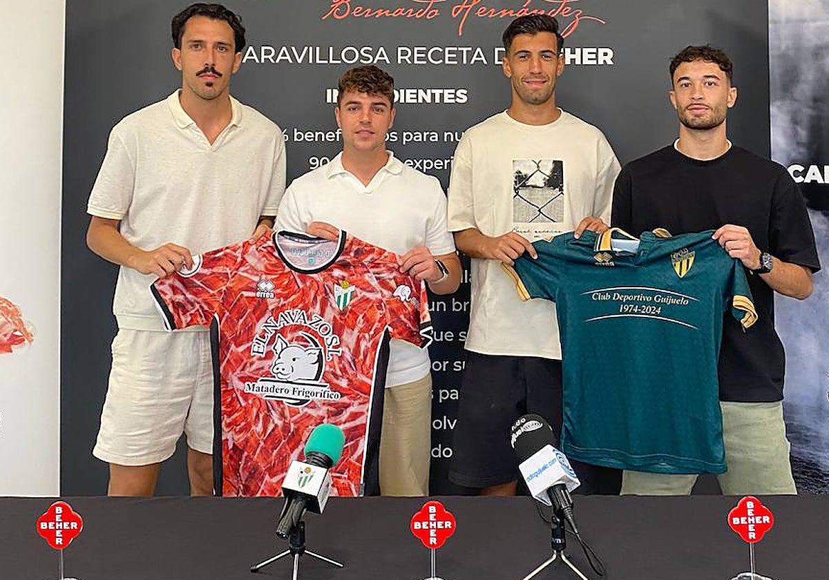 Los tres nuevos fichajes posan con Emilio Sánchez, director general y deportivo del club chacinero.