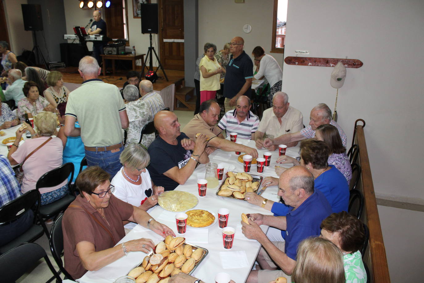 Los mayores de Candelario disfrutan de un animado día de encuentro y homenajes