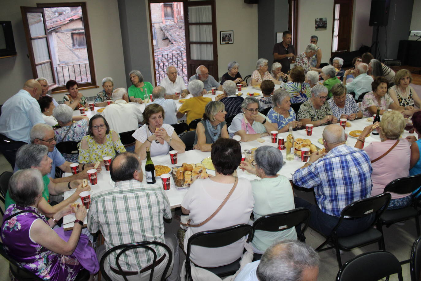 Los mayores de Candelario disfrutan de un animado día de encuentro y homenajes