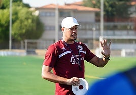 Oriol Riera, entrenador de Unionistas, charla con sus jugadores en una sesión de entrenamiento en el anexo al Reina Sofía.