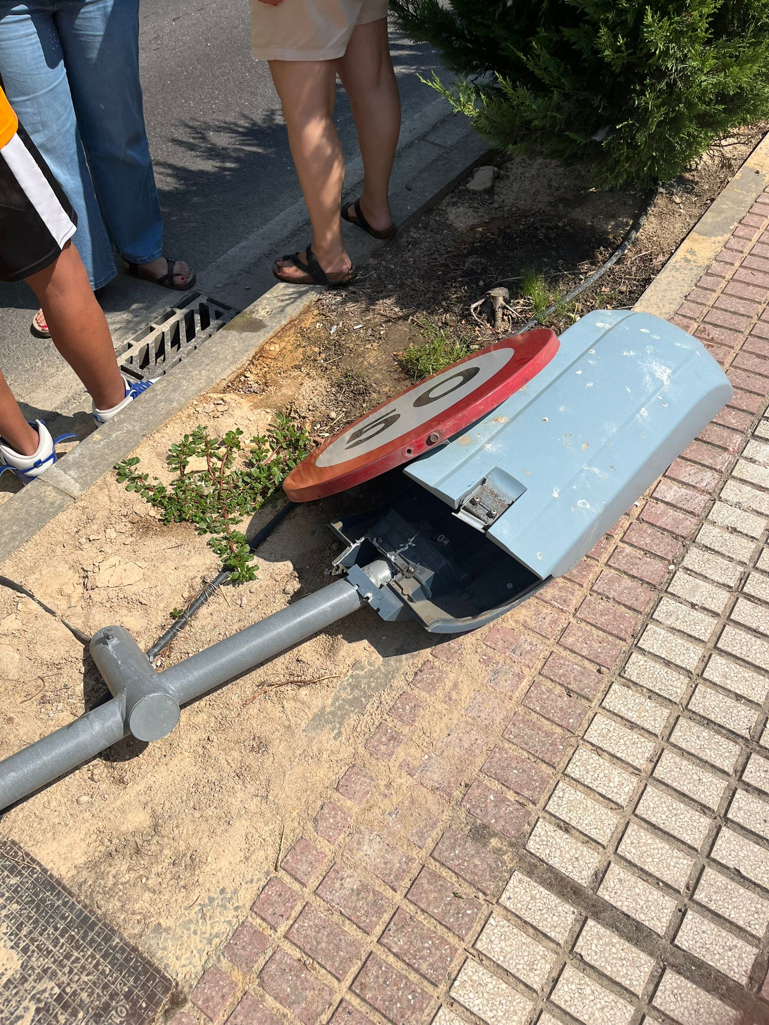 Imagen secundaria 2 - Herida una mujer tras salirse de la vía y estrellarse contra una farola en Santa Marta