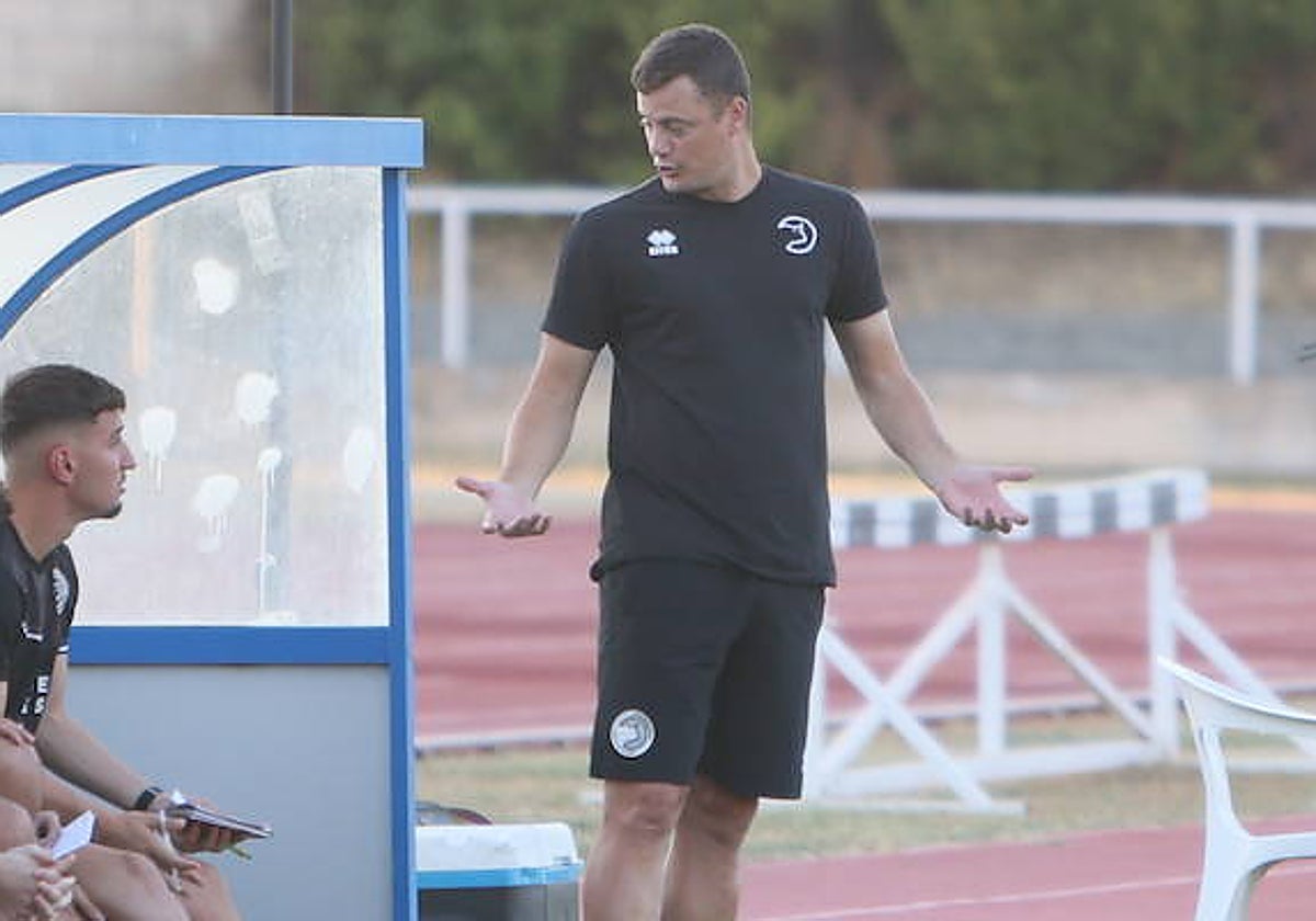 Oriol Riera charla con su cuerpo técnico durante el duelo amistoso.