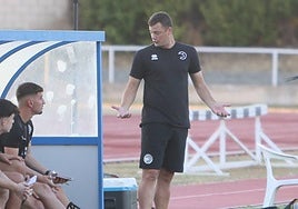 Oriol Riera charla con su cuerpo técnico durante el duelo amistoso.