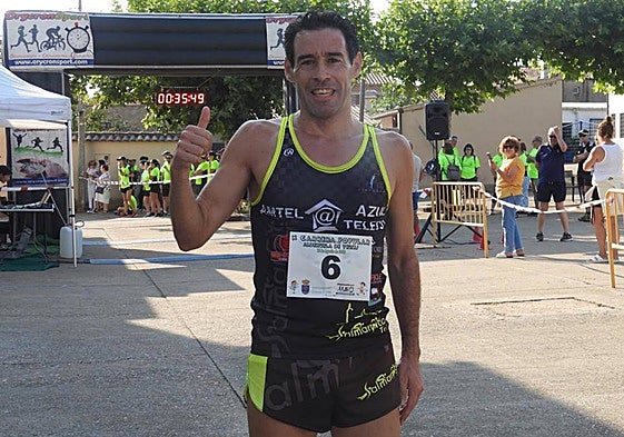 Antonio Cerezo, vencedor de la X Carrera Popular de Aldehuela de Yeltes, posa tras cruzar la meta