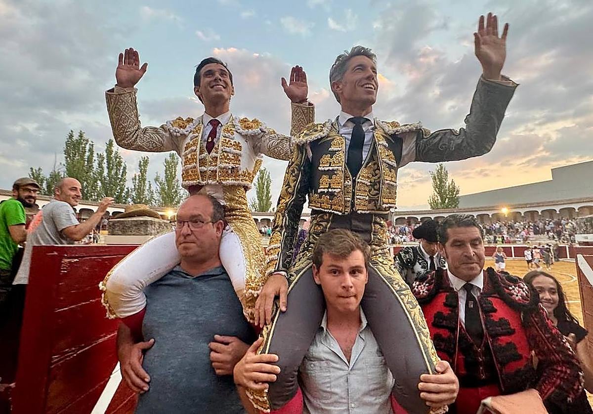 Los diestros Ismael Martín y Manuel Escribano, a hombros en el coso de La Florida de Peñaranda.
