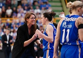 La entrenadora del Perfumerías Avenida Anna Montañana arenga a Iyana Martín, que continúa en el proyecto de este curso, en un partido.