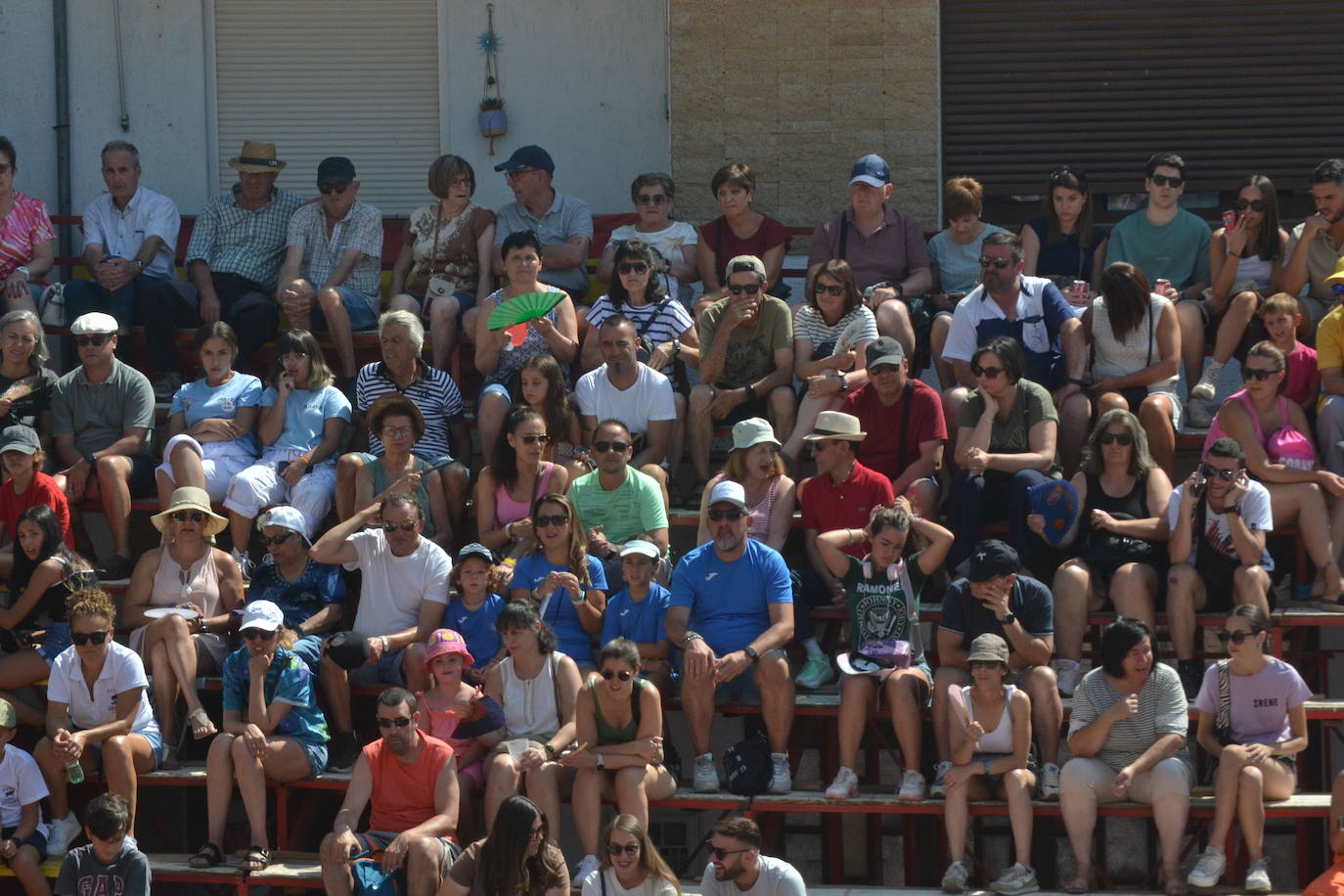 Brillante encierro a caballo en Lumbrales