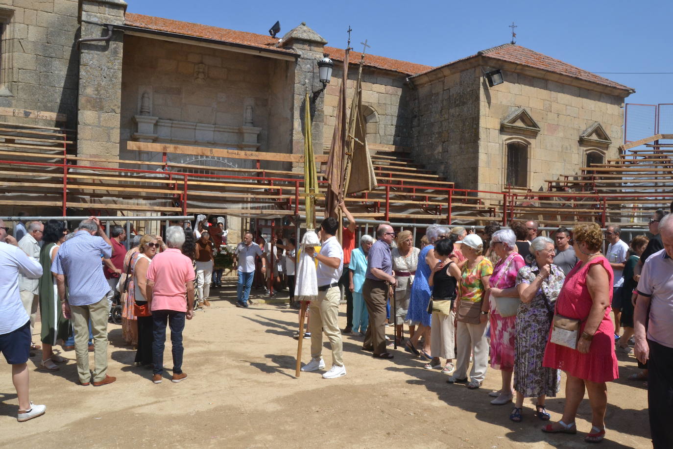 San Bartolo recibe el calor de los vecinos de Aldeadávila