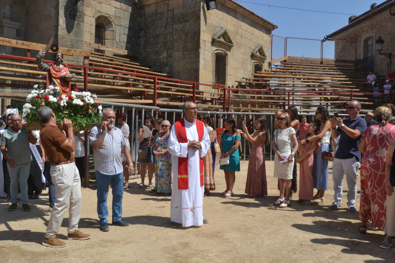 San Bartolo recibe el calor de los vecinos de Aldeadávila