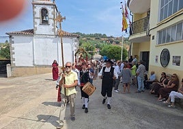 Salida de la procesión del santo desde la iglesia parroquial