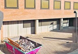 Materiales de construcción en la Facultad de Educación donde se llevarán a cabo las obras de accesibilidad.