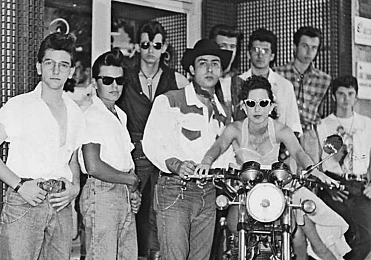 Los integrantes del grupo Ciudad sin Ley, en la puerta del María en la avenida de Mirat en 1989.