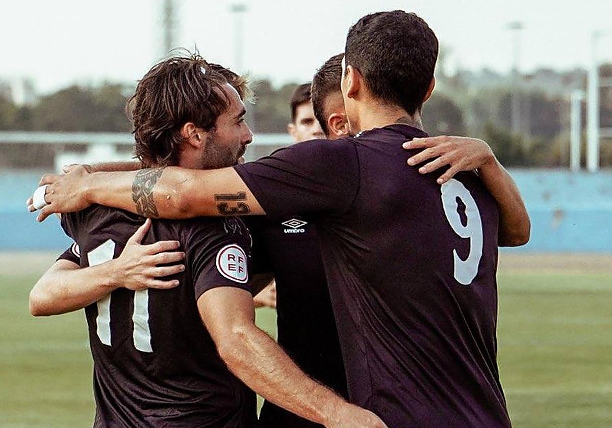 Los jugadores celebran uno de los tantos.
