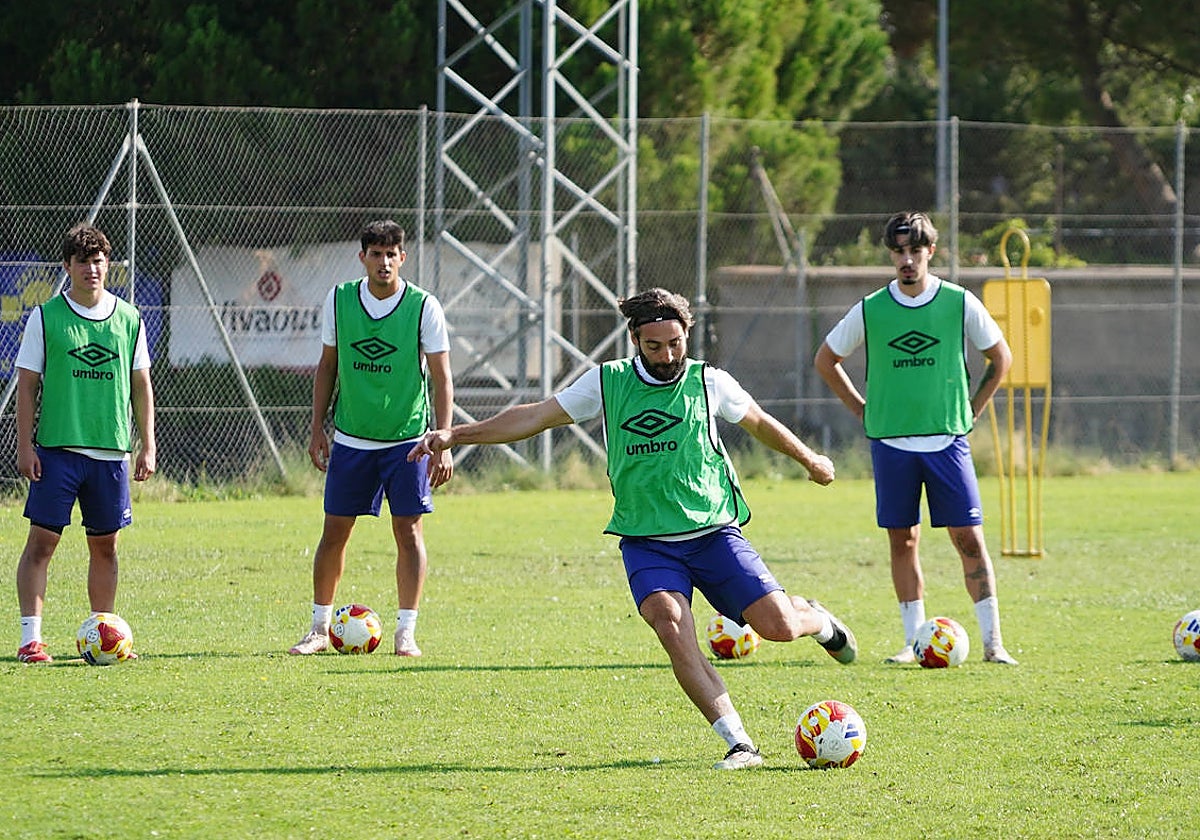 Mancebo remata a portería en un ejercicio de finalización durante la sesión de entrenamiento de ayer.