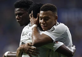 Mbappé celebra uno de los tantos.