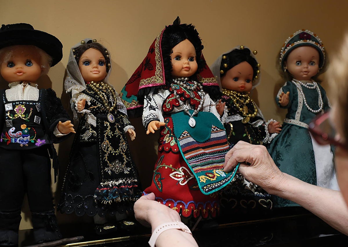 Imagen secundaria 1 - Pasión por la tradición: la salmantina que crea trajes charros para sus muñecas
