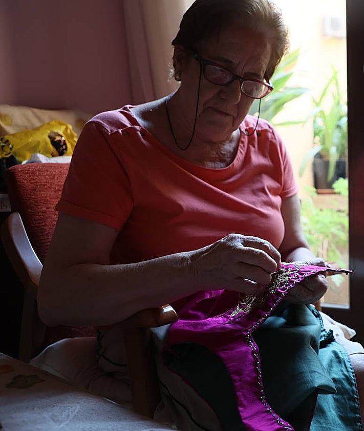 Imagen secundaria 2 - Pasión por la tradición: la salmantina que crea trajes charros para sus muñecas