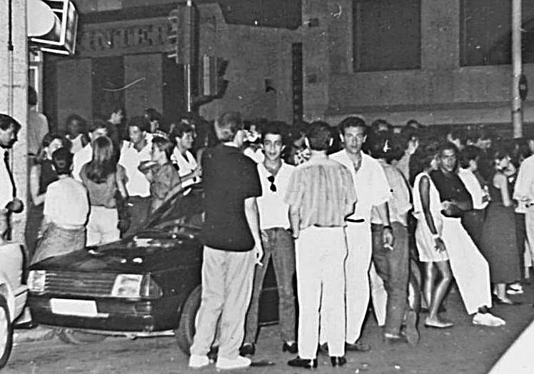 Una multitud bebe despreocupadamente en la calle en el cruce entre Crespo Rascón y Peña Primera. Es el verano de 1988.