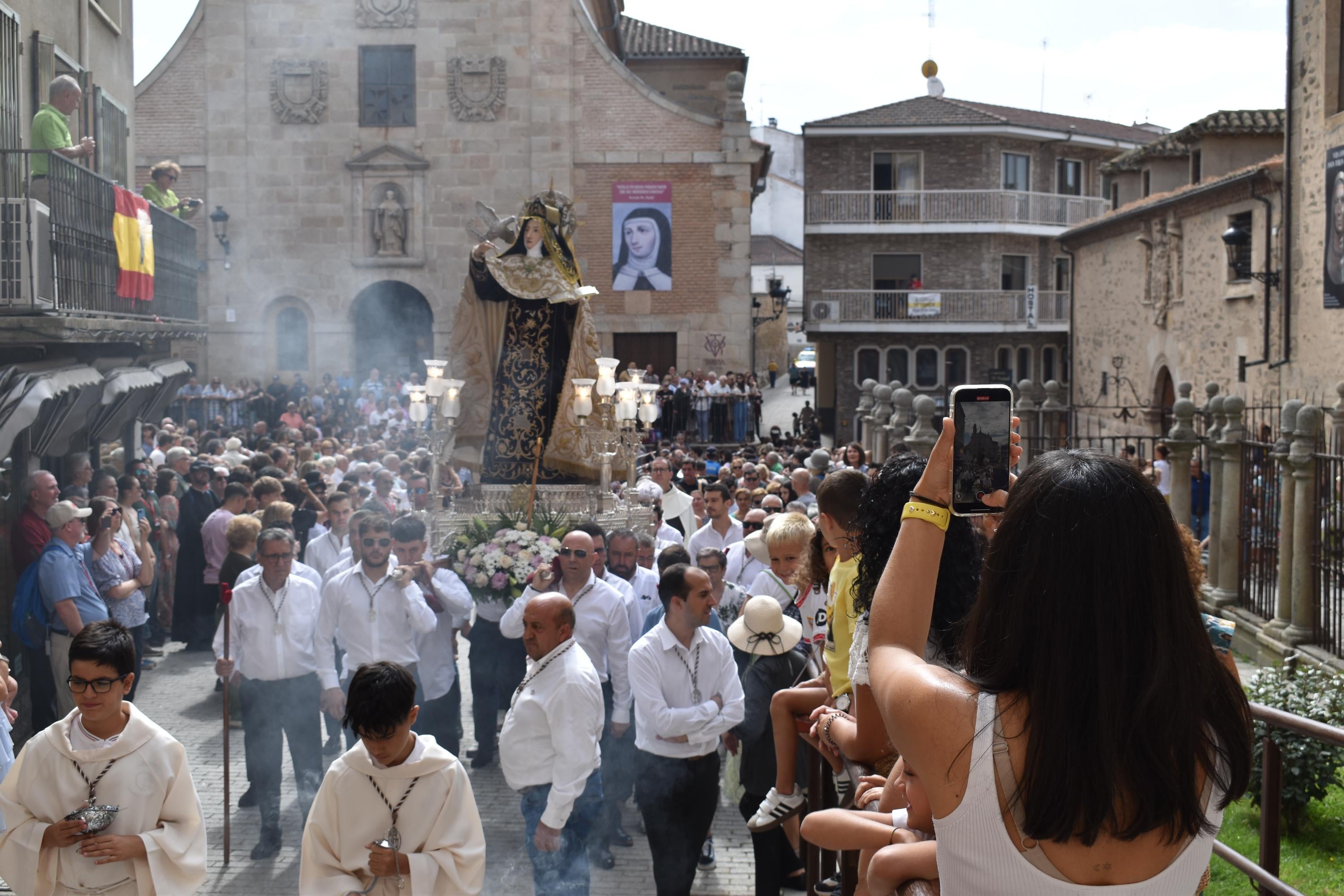 Santa Teresa vuelve a las calles de Alba de Tormes entre aplausos y mucha emoción