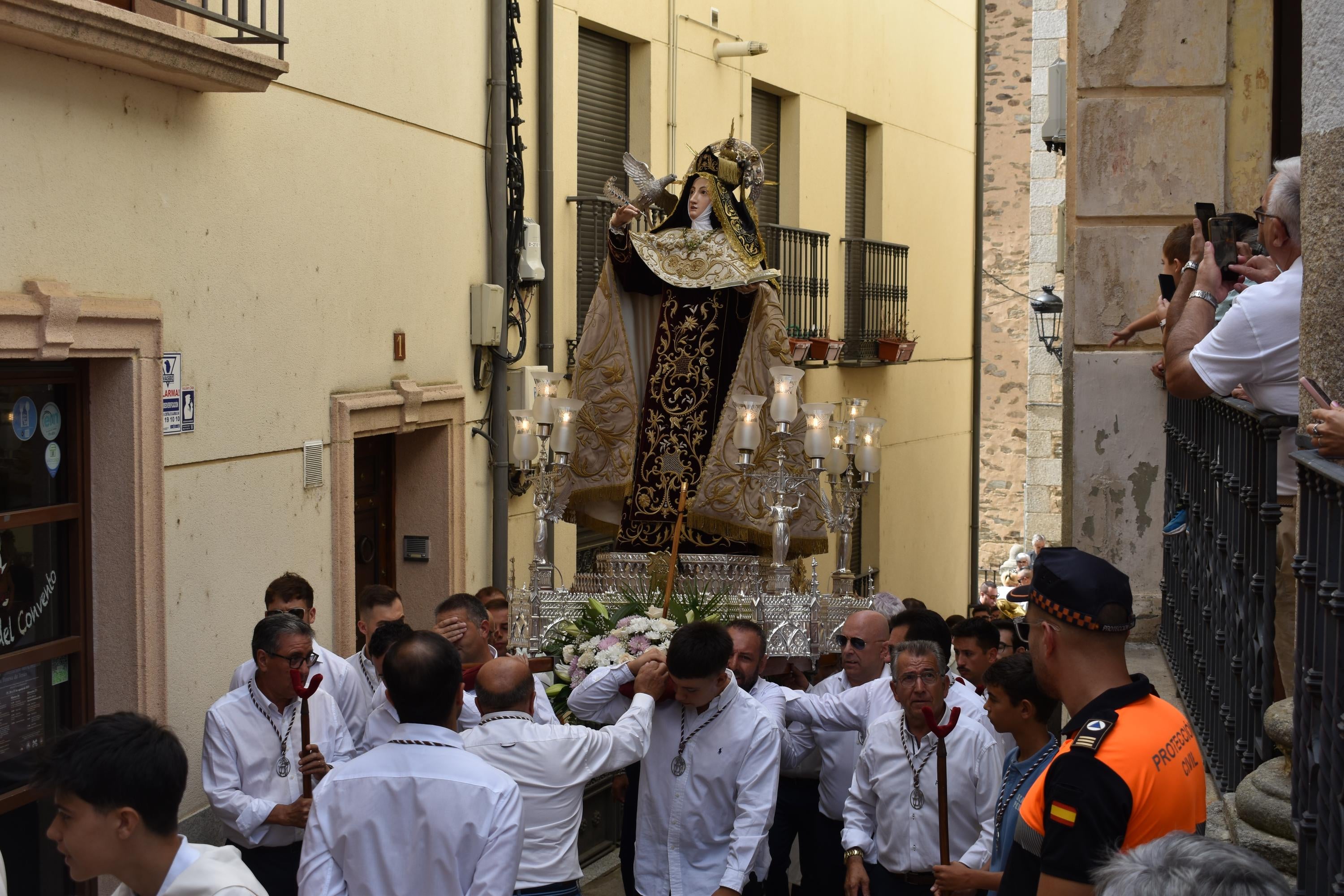 Santa Teresa vuelve a las calles de Alba de Tormes entre aplausos y mucha emoción