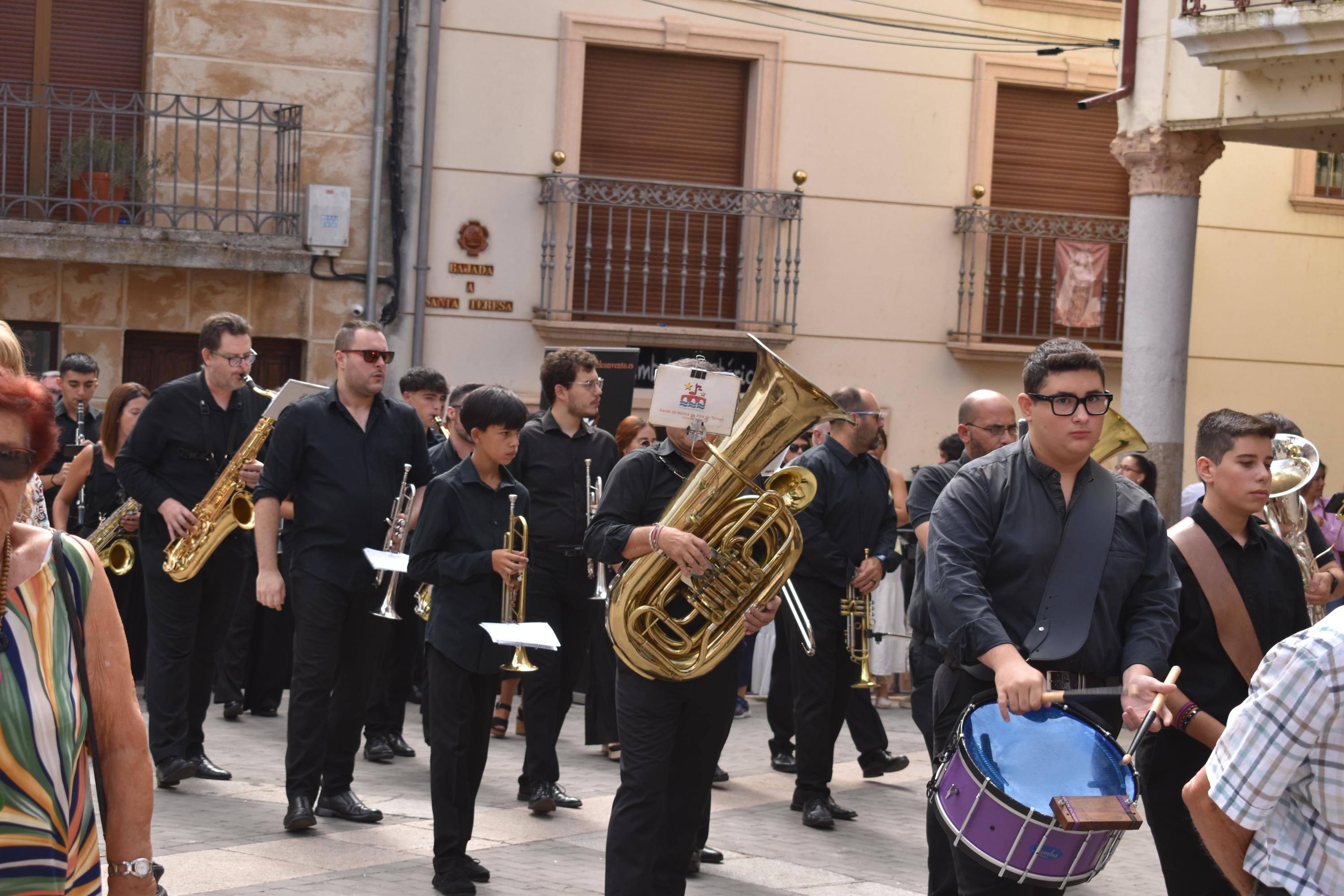 Santa Teresa vuelve a las calles de Alba de Tormes entre aplausos y mucha emoción