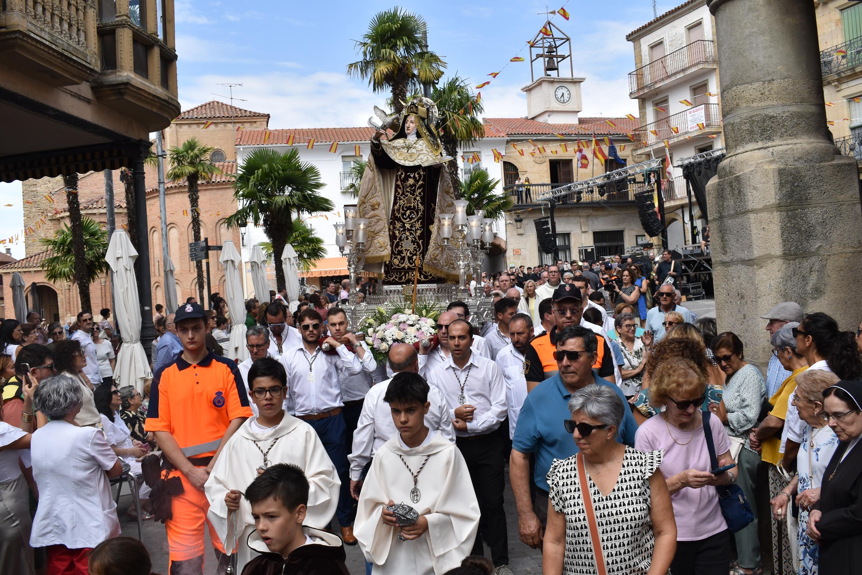 Santa Teresa vuelve a las calles de Alba de Tormes entre aplausos y mucha emoción