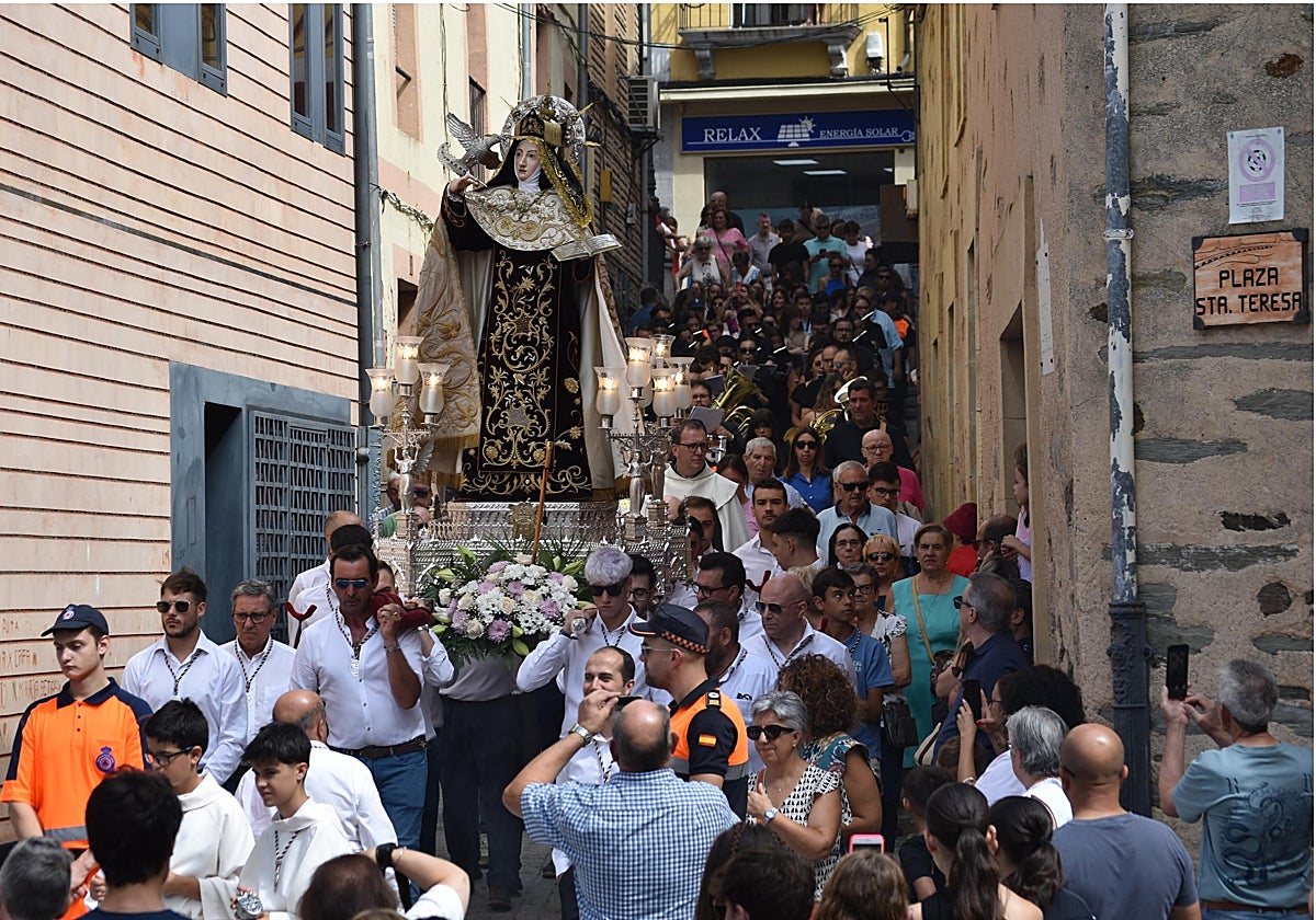 Santa Teresa vuelve a las calles de Alba de Tormes entre aplausos y mucha emoción
