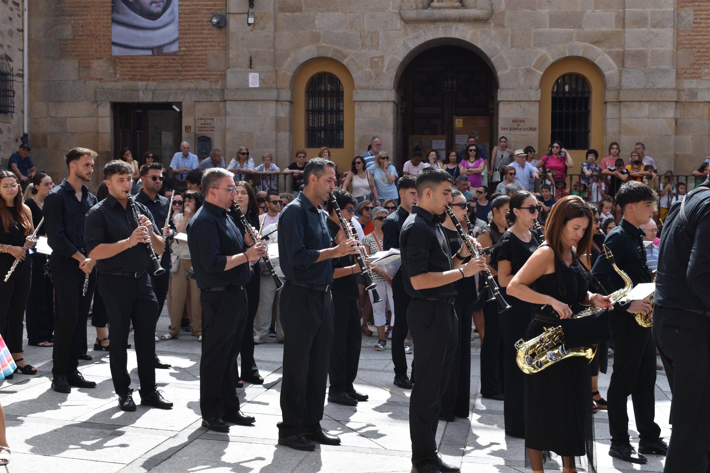 Santa Teresa vuelve a las calles de Alba de Tormes entre aplausos y mucha emoción