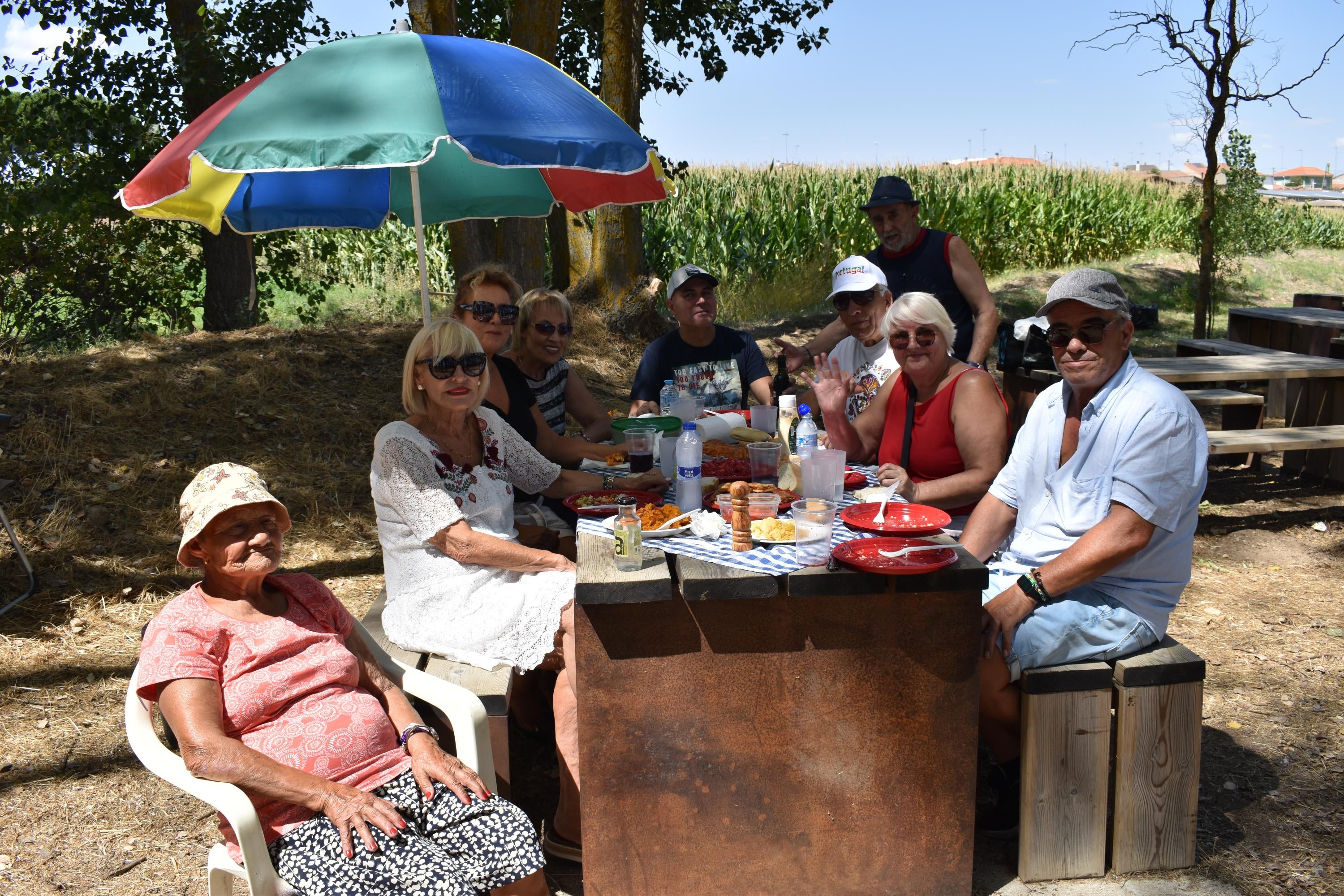 Villagonzalo de Tormes dice adiós a sus fiestas a la sombra de los árboles