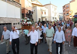 Imagen de la procesión de San Roque por las calles de Ledrada