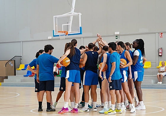 Primera piña de las jugadoras del Perfumerías Avenida y su cuerpo técnico antes de llevar a cabo su primera sesión de trabajo