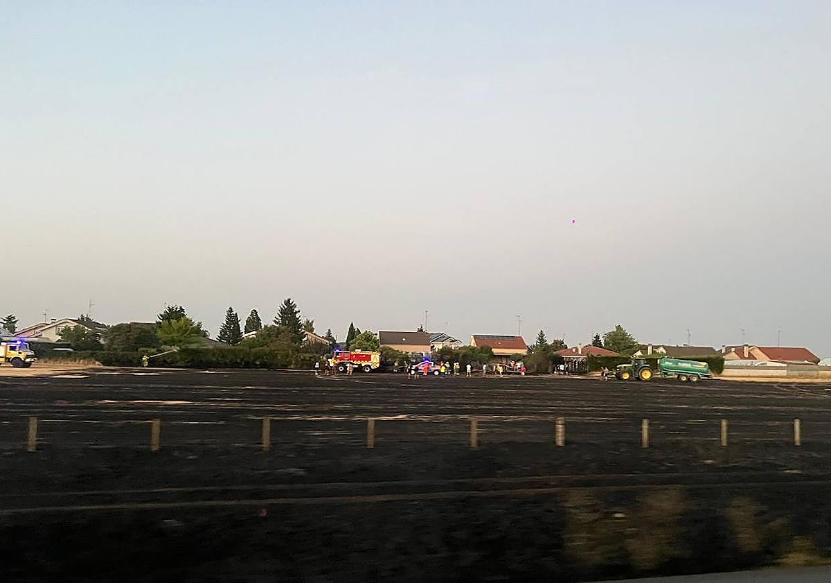 Imagen principal - Controlado un incendio de alto riesgo junto a El Pinar de Alba