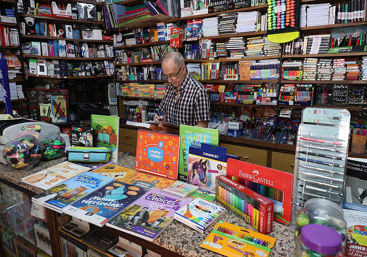 La vuelta al cole se mantiene estable con un gasto de 300 euros por niño en libros