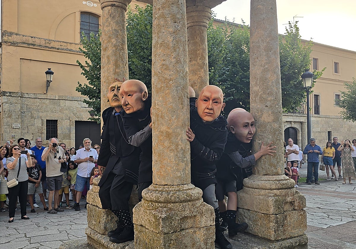 Las danzas tradicionales arrancan las primeras ovaciones de la Feria de Teatro