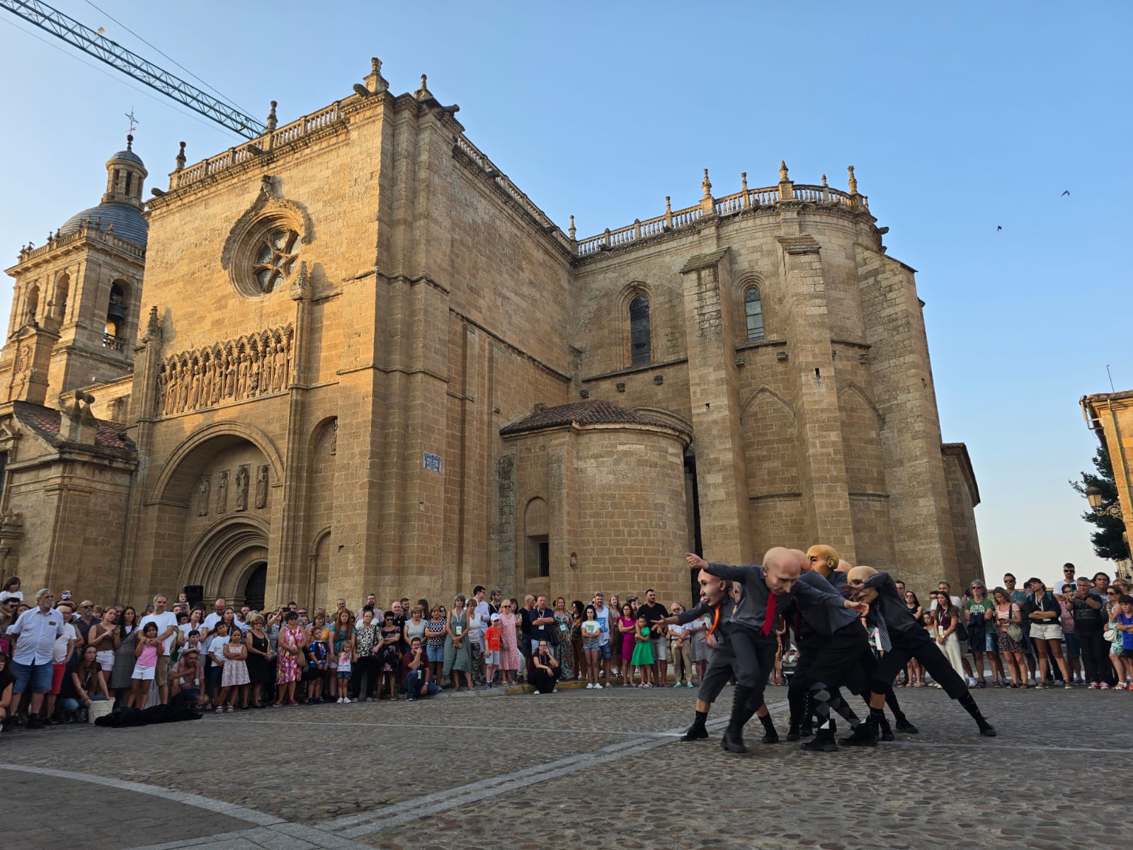 Las danzas tradicionales arrancan las primeras ovaciones de la Feria de Teatro