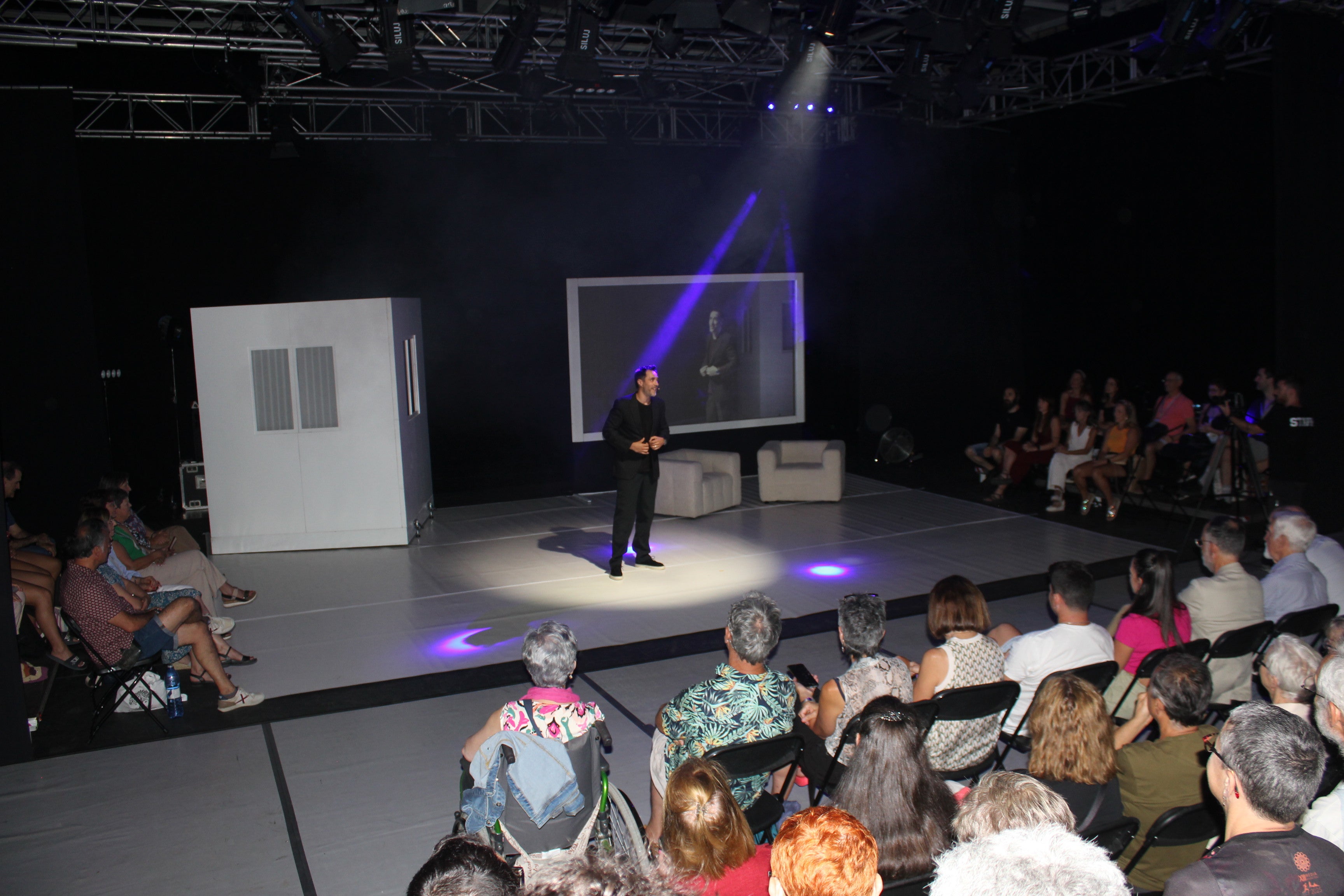 Las danzas tradicionales arrancan las primeras ovaciones de la Feria de Teatro