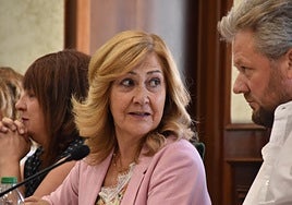 Purificación Pozo y Jonathan Sánchez, en el pleno celebrado el pasado lunes.