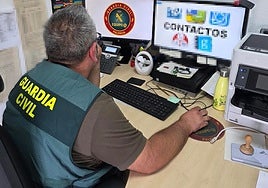 Un agente de la Guardia Civil en la oficina.