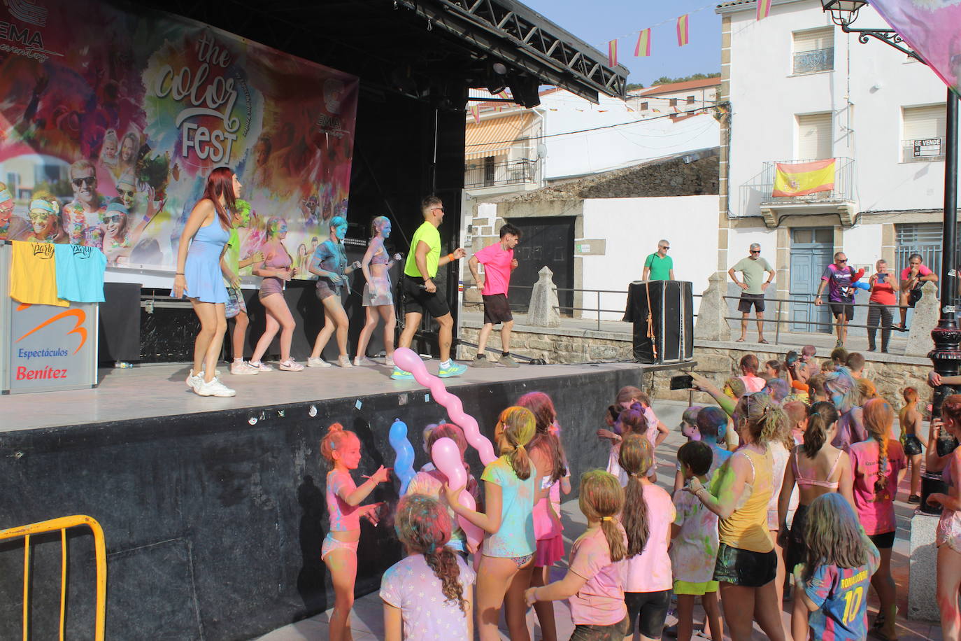 El color inunda de fiesta la Plaza de Ledrada