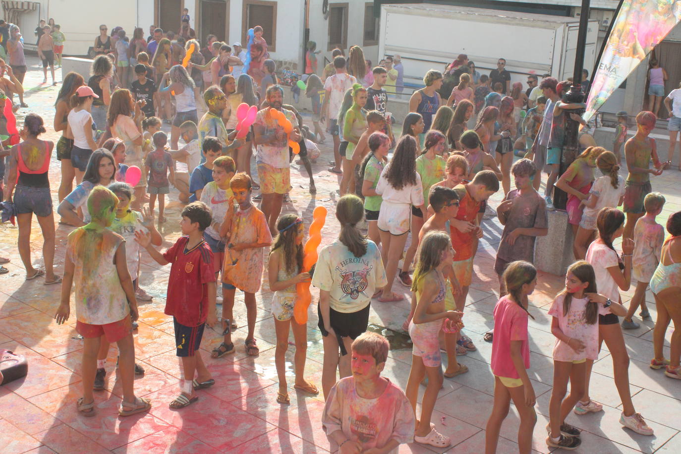 El color inunda de fiesta la Plaza de Ledrada