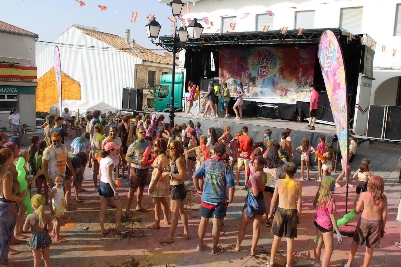 El color inunda de fiesta la Plaza de Ledrada