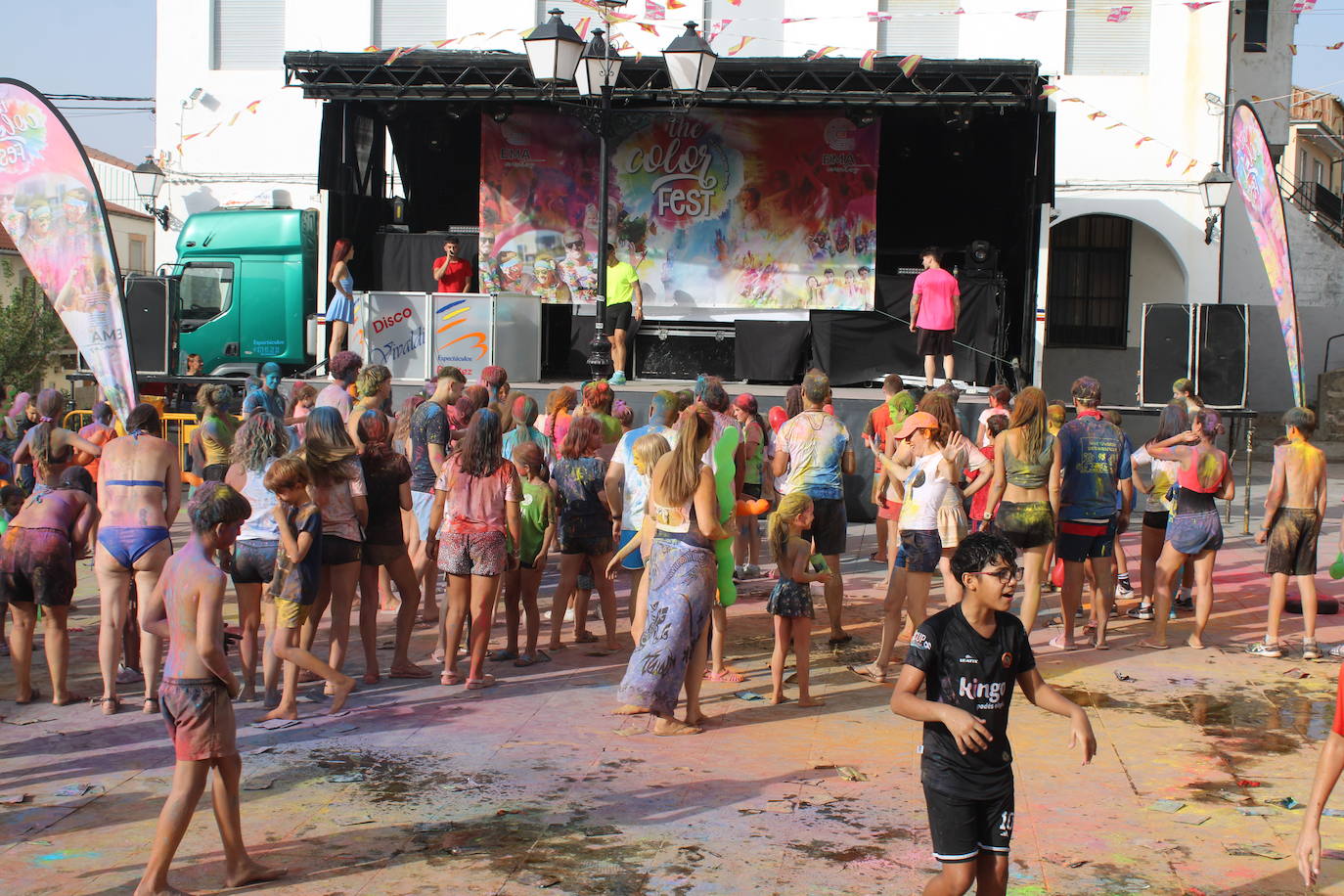 El color inunda de fiesta la Plaza de Ledrada