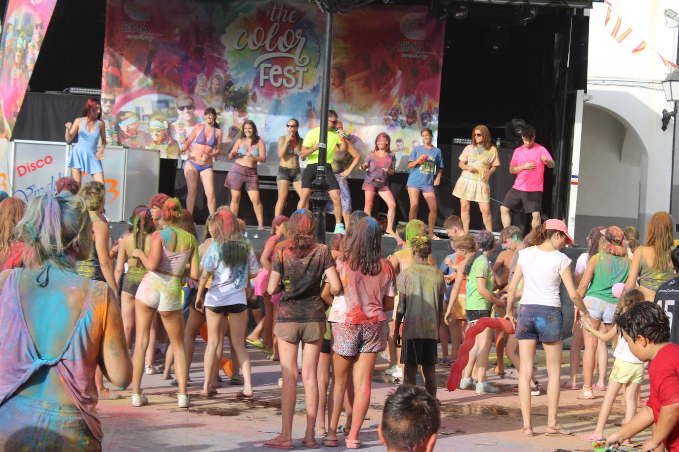 El color inunda de fiesta la Plaza de Ledrada