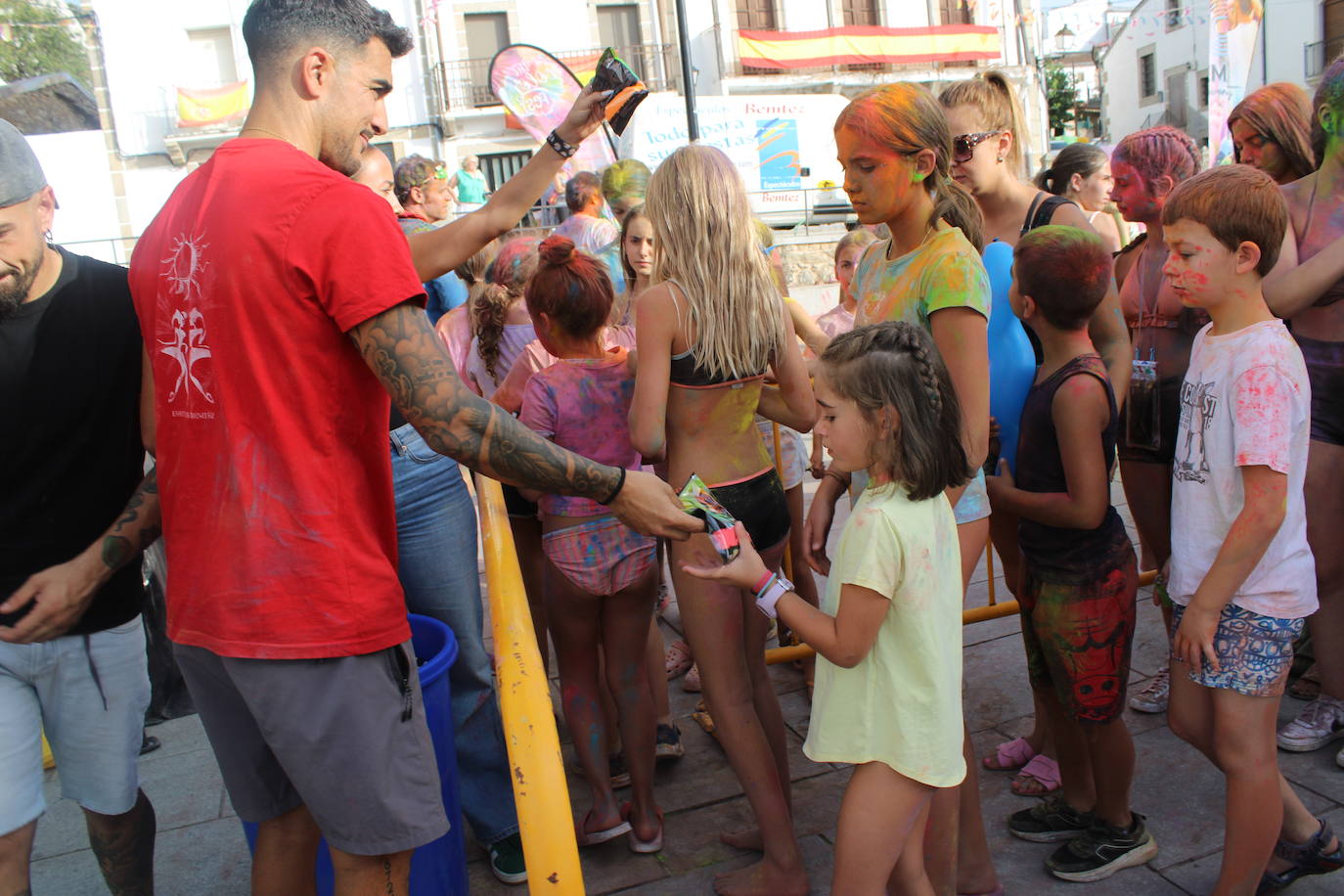 El color inunda de fiesta la Plaza de Ledrada