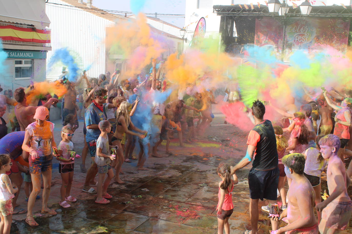 El color inunda de fiesta la Plaza de Ledrada